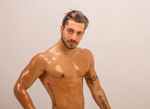 Fuertes imágenes íntimas de un ex participante de Combate