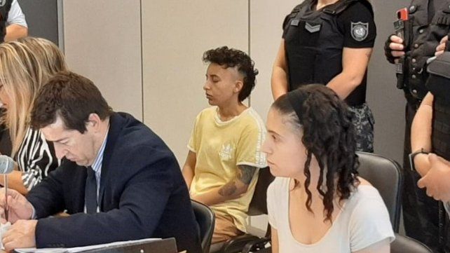 La madre de Lucio y su pareja durante una de las audiencias que concluyeron con la condena de ambas por el crimen del niño.