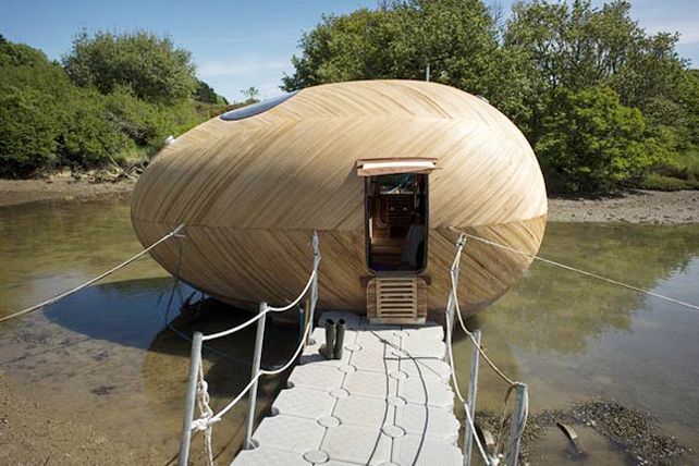 Artista inglés vive en un ¡huevo flotante de madera!