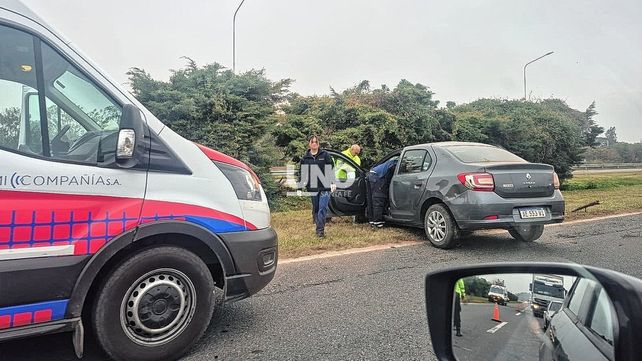 Violento choque en la autopista: una mujer despistó en medio de la niebla y terminó incrustada contra los árboles
