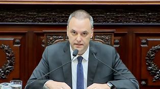 Adorni apuntó al kirchnerismo y a empresarios golpistas que frenan la reconstrucción