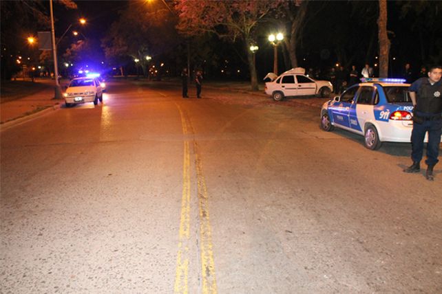 Murió un muchacho que chocó contra un árbol en el parque Sur de Santa Fe