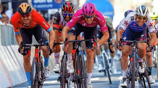 Giro de Italia: Richeze sigue en alza tras la etapa 13