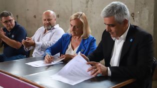 La rúbrica del convenio contó con la presencia del rector de la UNR, Franco Bartolacci, y la presidenta del Inti, Sandra Marcela Mayol.