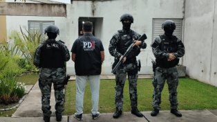 Efectivos de la Policía de Investigaciones escoltan a uno de los detenidos por venta de drogas en Coronel Domínguez y Acebal.