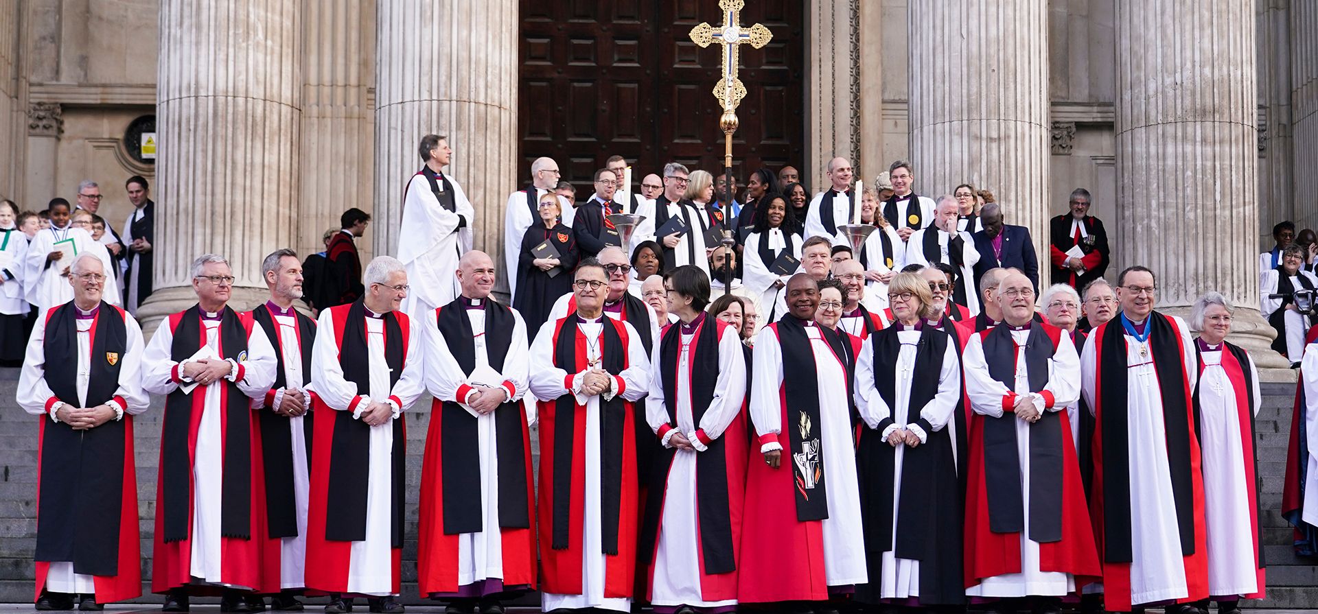 Sarah Mullally, cuarta a la derecha, en la escalinata de la Catedral de San Pablo, Londres, tras la ceremonia de Confirmación de Elección que la confirmó como arzobispo de Canterbury, convirtiéndose en la primera mujer en dirigir la Iglesia de Inglaterra, el miércoles 28 de enero de 2026. (Foto AP/Alberto Pezzali) Sarah Mullally, cuarta a la derecha, en la escalinata de la Catedral de San Pablo, Londres, tras la ceremonia de Confirmación de Elección que la confirmó como arzobispo de Canterbury, convirtiéndose en la primera mujer en dirigir la Iglesia de Inglaterra, el miércoles 28 de enero de 2026. (Foto AP/Alberto Pezzali)
