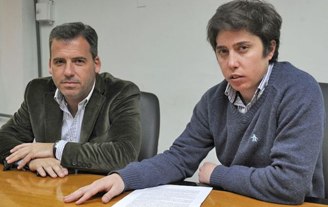 Angustia. Vicente (derecha) junto a su abogado