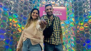 Nai y Emi, la pareja de rosarinos que se comprometió durante el show de Cruzando el Charco en el Festiva Bandera.