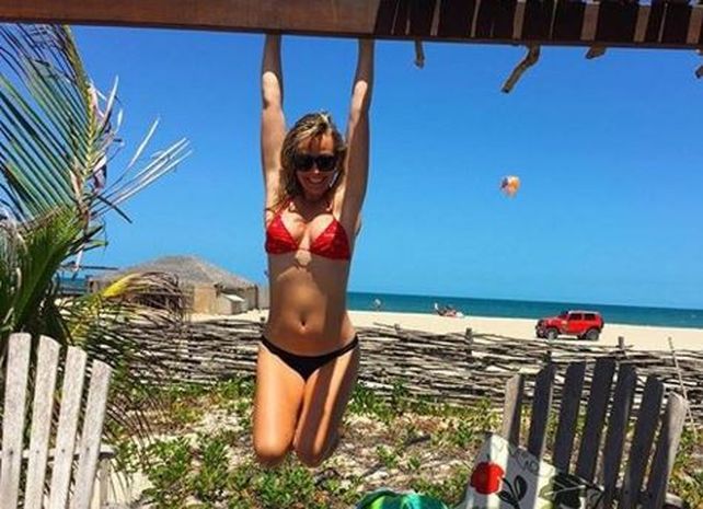 La artista se fue de vacaciones y se mostró muy sensual en las redes sociales.