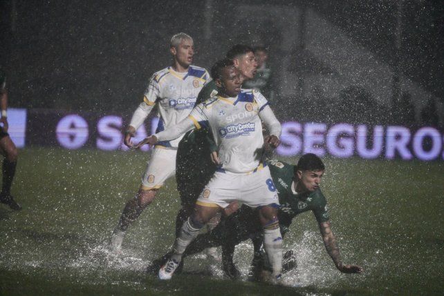 Jaminton Campaz intenta hacerse del balón. Central sufrió el partido por la cancha intransitable.