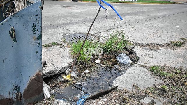 Un pozo de grandes dimensiones en el medio de una calle; la gran preocupación de los vecinos de barrio Roma