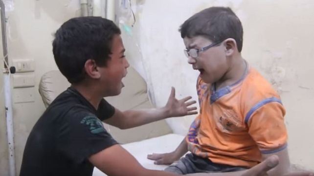 Niños sirios lloran la muerte de su hermano y conmueven al mundo