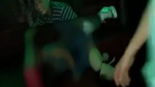 Violó a una mujer inconsciente mientras sus amigos lo alentaban