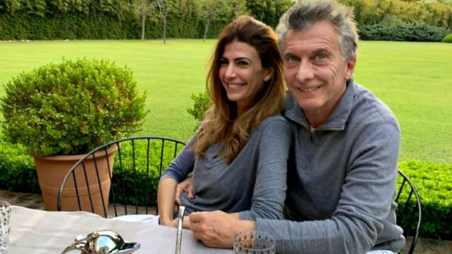 Afectos. Macri y su esposa Juliana Awada, en las extensas vacaciones en Villa La Angostura.