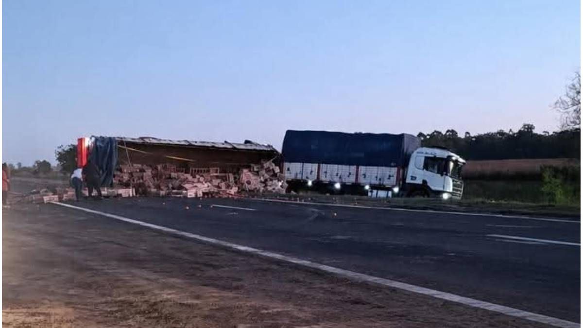 Corte total en Ruta 12 por el vuelco de un acoplado en la zona de Sauce