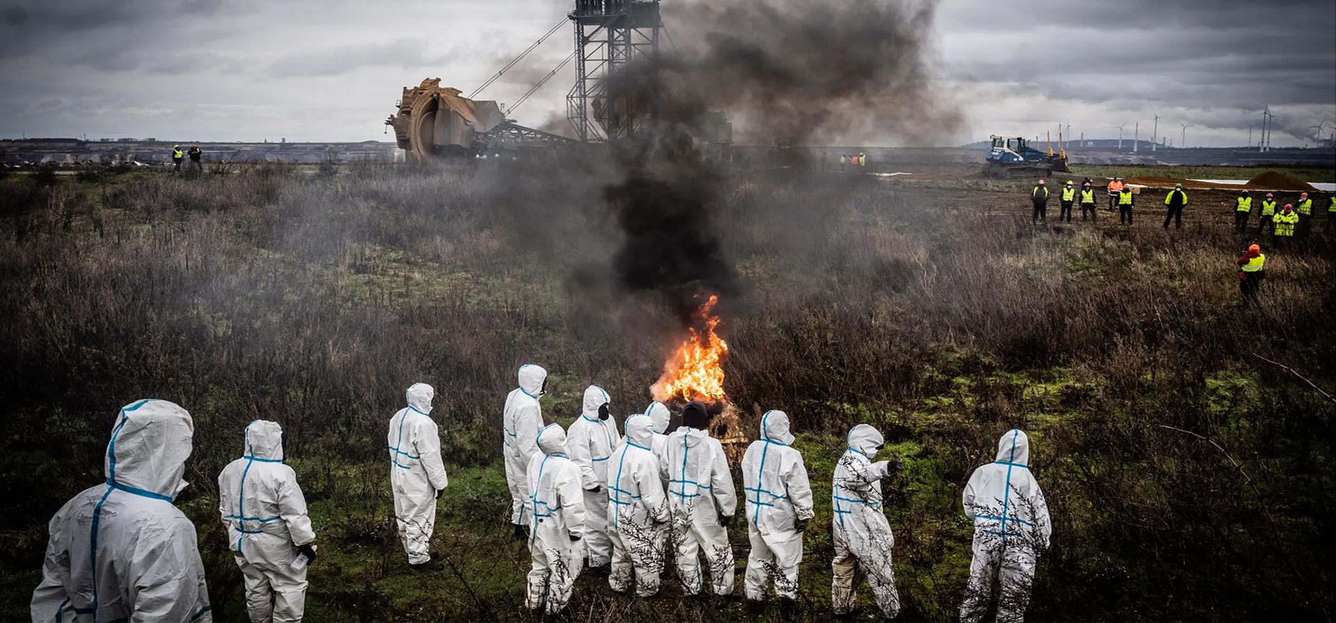 Lützerath, Alemania. Activistas observan un incendio frente a una excavadora de ruedas de cangilones. El pueblo está situado en el borde de la mina de superficie de lignito Garzweiler II, aún en expansión. A pesar de las fuertes protestas, pronto será demolido para extraer el carbón subyacente. Fotografía: Bernd Lauter/Getty Images
