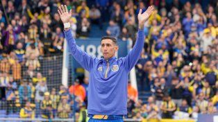 Así arrancó todo. Di María saluda en el primer contacto que tuvo con los hinchas, previo a Godoy Cruz.