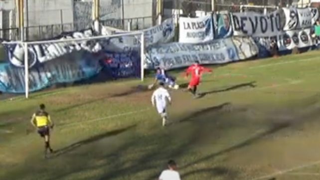 Campostrini aprovecha el rebote de Fernández tras su remate de penal y señala el segundo del local.