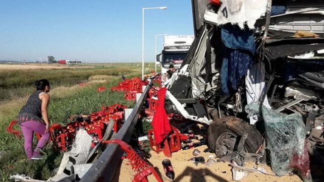 Aprovecharon un choque fatal entre dos camiones para robarse las gaseosas