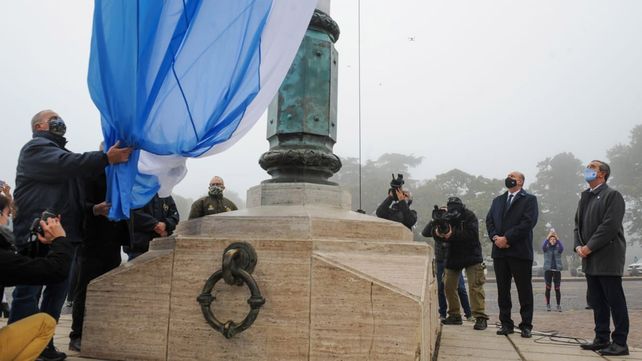 El gobernador y el intendente en el izamiento en el m&aacute;stil mayor del Monumento.&nbsp;