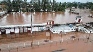 La cancha de Libertad de Concordia bajo agua.