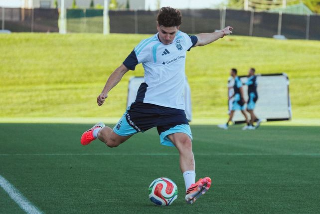 Julián Álvarez ingresó desde el banco en los dos primeros encuentros, para jugar al lado de Messi.