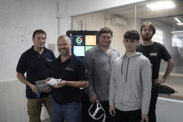 El equipo de Efficast trabaja en sus instalaciones de la zona sur de Rosario.