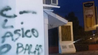 Aparecieron pintadas intimidatorias frente al club Colón