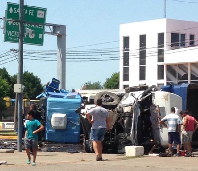 Dos camiones protagonizaron un impactante choque tras colisionar de frente en barrio Rucci