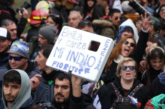 El último adiós al Indio Solari reúne a miles de fanáticos en Avellaneda