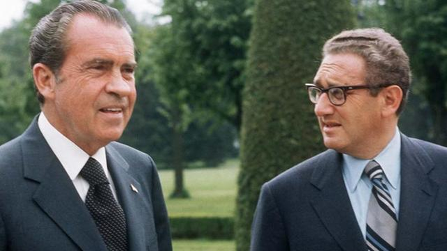 Richard Nixon y Kissinger en los jardines de la Casa Blanca. Juntos crearon una política exterior a la vez flexible e implacable. 