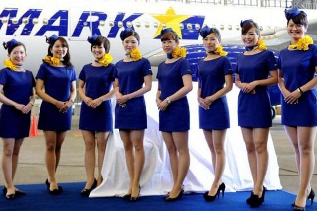 Las azafatas de Skymark Airlines posan con sus minifaldas