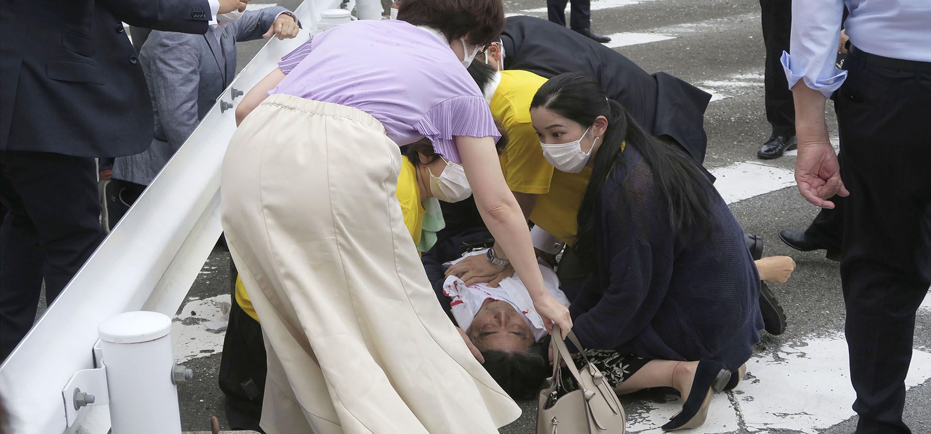 El exprimer ministro japonés Shinzo Abe, yace en el suelo en Nara, oeste de Japón, el viernes 8 de julio de 2022. El exprimer ministro japonés Shinzo Abe fue ultimado de un disparo mientras daba un discurso de campaña.