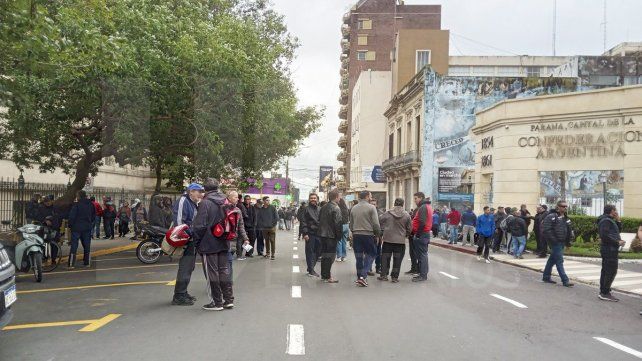 En el octavo día de paro de colectivos