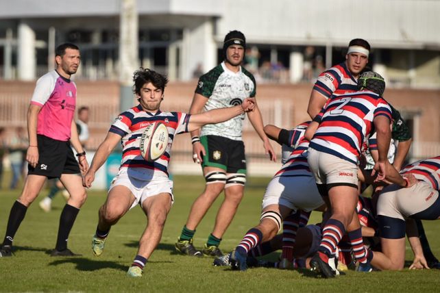 El medioscrum de Old Resian despeja para quitarse la presión del equipo verdulero.