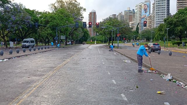 La Municipalidad desplegó un amplio operativo de limpieza tras los festejos de Central