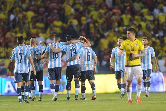 Los jugadores del seleccionado argentino festejan la victoria en suelo colombiano