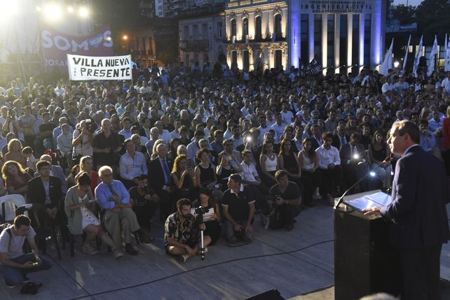Con un emotivo discurso, Javkin trazó los lineamientos de su gestión