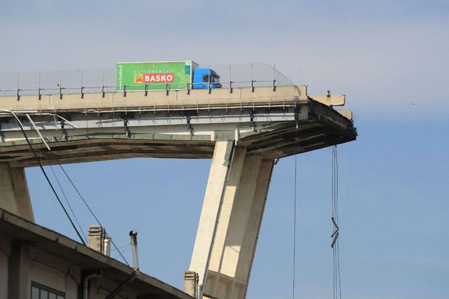 Desastre. Uno de los extremos mochados del puente Morandi.&nbsp;