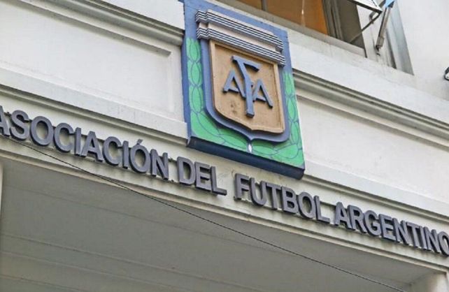 La sede de la AFA y ocho clubes argentinos fue allanada por una causa de evasión y lavado de dinero. 
