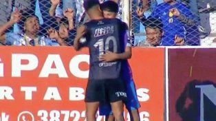 Braian Guille empujó a un alcanzapelotas de Gimnasia y Tiro con el que después se disculpó al ser reemplazado.