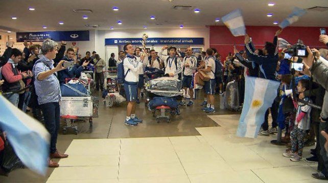 De pie, llegó el campeón: la Selección de futsal regresó al país luego del título Mundial