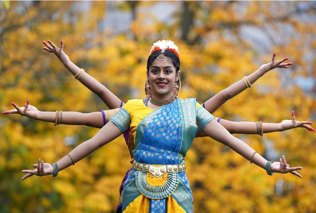 La bailarina Maithili Vijayakumar actúa con motivo del lanzamiento de las celebraciones del Diwali 2021