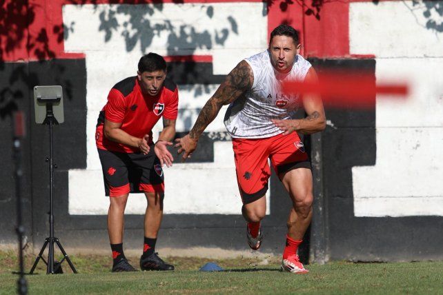 El lateral Armando Méndez regresó a Newells del préstamo en Lanús. ¿Seguirá?