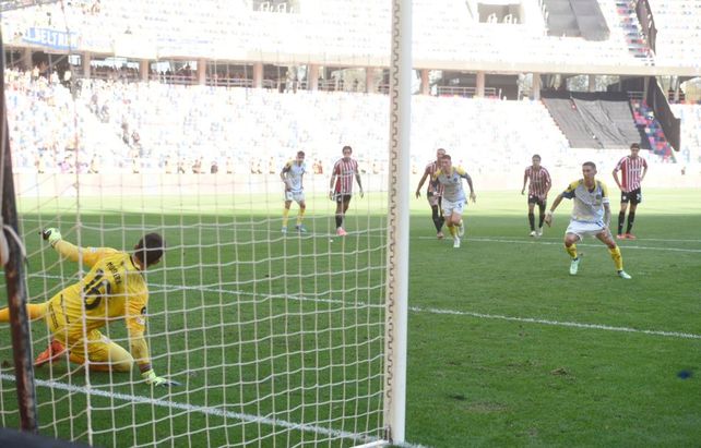 Di María ejecuta el penal ante Estudiantes y marca el segundo tanto canalla, que lo puso arriba en el marcador.