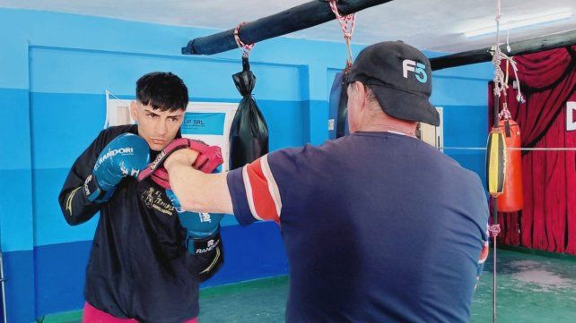 Daniel Aquino se preparó en el gimnasio que manejan junto con su padre Carlos (de espalda)