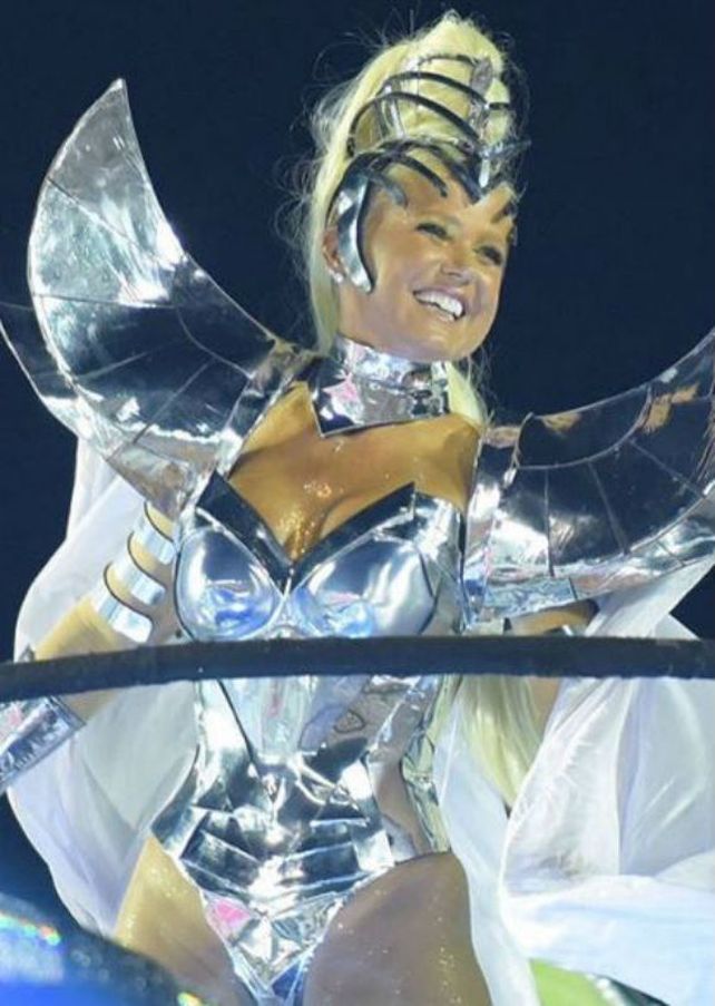 A los 53 años Xuxa dio rienda suelta a sus curvas en el Carnaval de Río de Janeiro