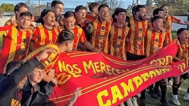 Los jugadores de Neuquen festejando el bicampeonato.