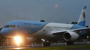 El avión presidencial aterrizó a las 7,50 en Aeroparque. En el Vaticano Javier Milei participó de la misa por el Papa Francisco. Luego se reunió con Meloni