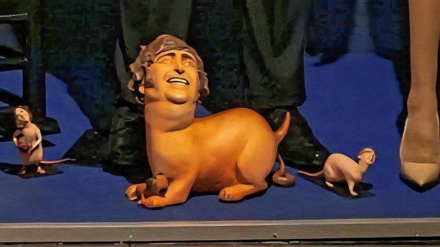 Un artista expuso una obra que muestra a Milei como perro faldero de Trump.